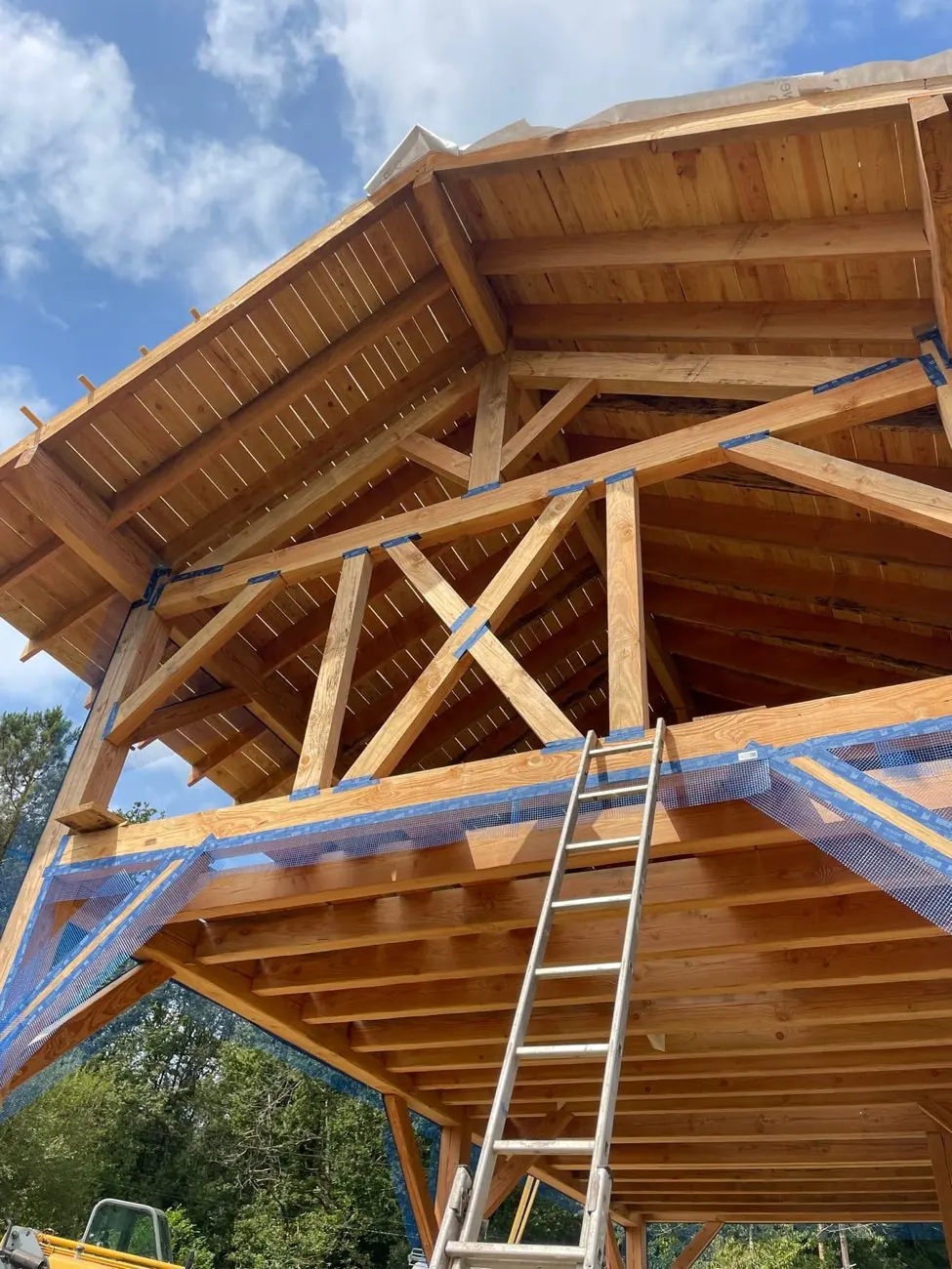 Charpente traditionnelle en bois montée par Tiny Charpenterie